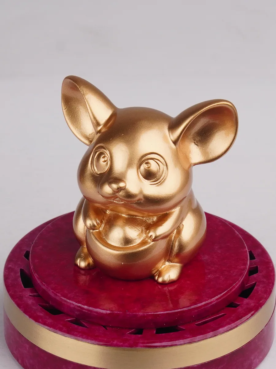 金鼠怀珍万事兴 · 关键细节